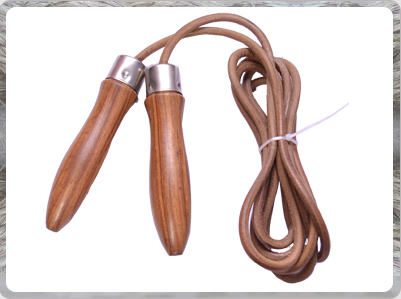 LEATHER JUMP ROPE IN WOODEN HANDLES.